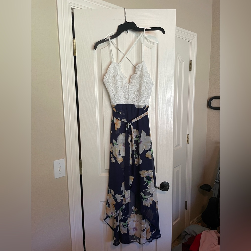 Beautiful lace and floral dress. Size medium